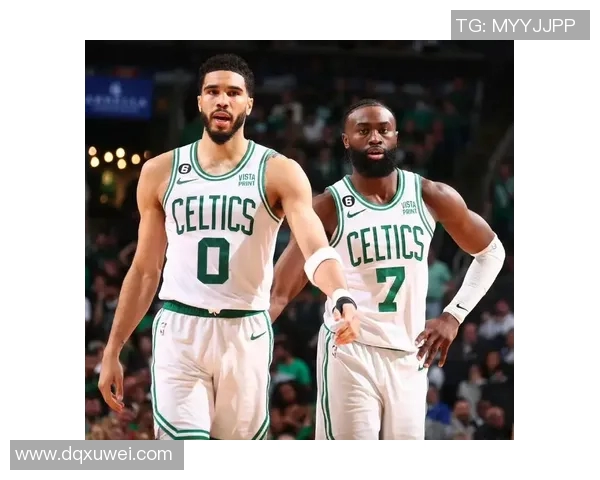 杰伦布朗如何在NBA赛场上展现领袖风范与个人魅力